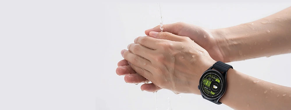 Haylou Watch 4S usado durante a lavagem das mãos